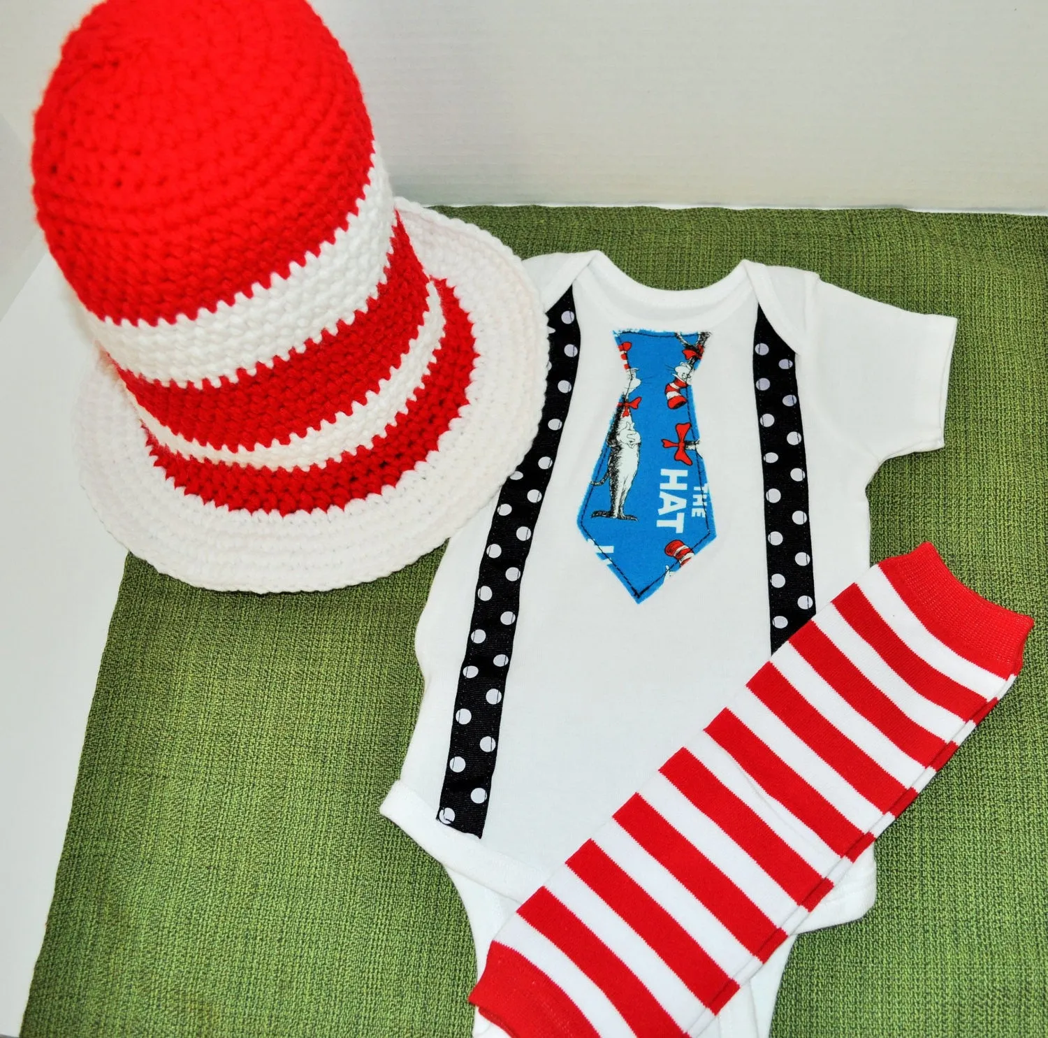 Rylo Dr. Seuss cake smash outfit, cat in the hat outfit, Dr Seuss shirt hat and baby leg warmers. Dr Deuss Photo Prop